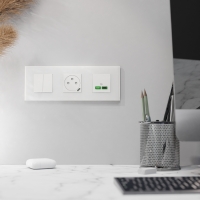 Тройна рамка New Unica Deco, бял мат Тройна рамка New Unica Deco, бял мат NEW UNICA контакти и ключове