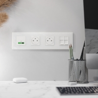 Четворна рамка New Unica Deco, бял мат Четворна рамка New Unica Deco, бял мат NEW UNICA контакти и ключове